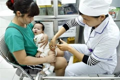 Tiêm chủng cho trẻ. (Ảnh: Dương Ngọc/TTXVN)