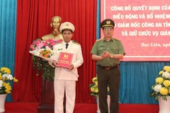 Thứ trưởng Bộ Công an Nguyễn Văn Thành trao Quyết định và tặng hoa Đại tá Lê Việt Thắng, Giám đốc Công an tỉnh Bạc Liêu. (Nguồn: cand.com.vn) 