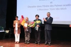 Ngài Nicolas Warnery, Đại sứ Pháp tại Việt Nam trao tặng Huân chương Hiệp sỹ Văn học và Nghệ thuật cho ông Ngô Tự Lập, Viện trưởng Viện Quốc tế Pháp ngữ (thứ 2 từ trái sang) và Huân chương Hiệp sỹ Cành cọ Hàn Lâm cho phó giáo sư, tiến sỹ Trịnh Văn Minh, G