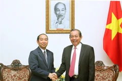 Phó Thủ tướng Thường trực Chính phủ Trương Hòa Bình tiếp Chánh án Tòa án nhân dân tối cao Lào Khampha Sengdara. (Ảnh: Nguyễn Dân/TTXVN)