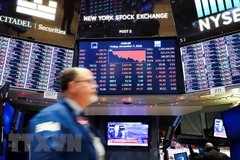 Bảng điện tử hiển thị các chỉ số chứng khoán tại sàn giao dịch New York, Mỹ. (Nguồn: THX/TTXVN)