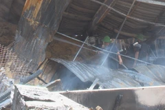 Lực lượng chức năng cùng người dân địa phương nỗ lực dập tắt đám cháy. (Ảnh: Chương Đài/TTXVN)