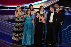  Đoàn làm phim "Period. End of Sentence" nhận giải "Phim tài liệu ngắn xuất sắc" tại Lễ trao giải Oscar 2019. Ảnh: AFP/ TTXVN