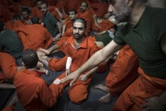 Các đối tượng được cho là thành viên Tổ chức Nhà nước Hồi giáo (IS) tự xưng tại một nhà tù ở thành phố Hasakeh, miền Đông Bắc Syria ngày 26/10/2019. (Ảnh: AFP/TTXVN)