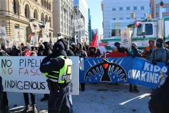 Dòng người biểu tình trước Toà nhà Quốc hội Canada. (Ảnh: Vũ Quang Thịnh/TTXVN)