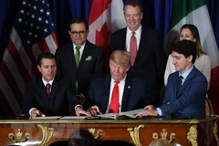 Tổng thống Mexico Enrique Pena Nieto (trái), Tổng thống Mỹ Donald Trump (giữa) và Thủ tướng Canada Justin Trudeau tại lễ ký Hiệp định USMCA ở thủ đô Buenos Aires (Argentina) ngày 30/11/2018. (Ảnh: AFP/TTXVN) 