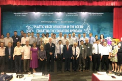 Các nhà khoa học và học viên dự hội thảo chụp ảnh lưu niệm. (Ảnh: Nguyên Linh/TTXVN)