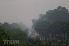 Khu vực Đại lộ Thăng Long chìm trong màn sương bụi mù mịt lúc 8 giờ 30 sáng 12/11. (Nguồn ảnh: TTXVN)