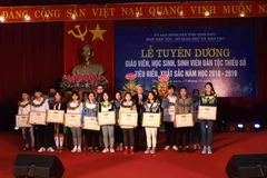 Các sinh viên, học sinh dân tộc thiểu số tiêu biểu, xuất sắc đạt giải cấp quốc gia và cấp tỉnh năm học 2018-2019 được nhận giấy khen tại buổi lễ. (Ảnh: Hoàng Hùng/TTXVN)