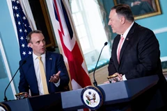 Ngoại trưởng Mỹ Mike Pompeo (phải) và Ngoại trưởng Anh Dominic Raab trong cuộc họp báo chung tại Washington, DC, Mỹ, ngày 7/8/2019. (Nguồn: AFP/TTXVN)