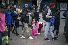 Người di cư tới cửa khẩu El Chaparral thuộc thành phố biên giới Tijuana, Mexico để xin đăng ký tị nạn ở Mỹ. (Nguồn: AFP/TTXVN)