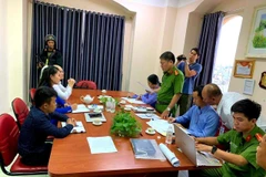 Lực lượng chức năng làm việc với lãnh đạo Công ty cổ phần địa ốc Alibaba. (Nguồn: TTXVN)