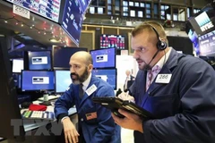 Các giao dịch viên tại sàn giao dịch chứng khoán New York, Mỹ. (Ảnh: THX/TTXVN)