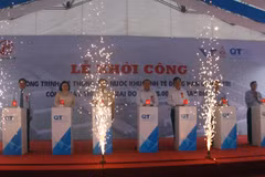 Các đại biểu bấm nút khởi công công trình. (Ảnh: Trịnh Bang Nhiệm/TTXVN)