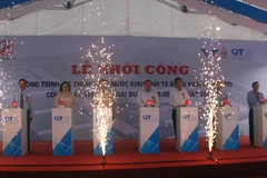 Các đại biểu bấm nút khởi công công trình. (Ảnh: Trịnh Bang Nhiệm/TTXVN)