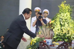 Thủ tướng Chính phủ Hoàng gia Samdech Techo Hun Sen dẫn đầu Đoàn đại biểu cấp cao Vương quốc Campuchia viếng đồng chí Lê Đức Anh. (Ảnh: Lâm Khánh/TTXVN) 