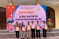 Bảo tàng tỉnh Hải Dương trao chứng nhận cho những cá nhân hiến tặng hiện vật, tài liệu lịch sử. (Ảnh: Hiền Anh/TTXVN)