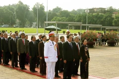 Đoàn đại biểu dự Đại hội đại biểu toàn quốc Mặt trận Tổ quốc Việt Nam lần thứ IX do ông Trần Thanh Mẫn, Bí thư Trung ương Đảng, Chủ tịch Ủy ban Trung ương Mặt trận Tổ quốc Việt Nam làm Trưởng đoàn đến đặt vòng hoa và vào Lăng viếng Chủ tịch Hồ Chí Minh. (