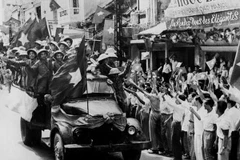 Đại đoàn quân tiên phong từ các cửa ô tiến vào giải phóng Thủ đô. (Ảnh: Tư liệu TTXVN)