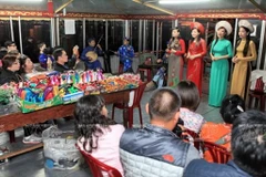 Không gian trên thuyền, nơi để du khách thưởng thức chương trình biểu diễn ca Huế của các nghệ sỹ. (Ảnh: Trần Thanh Giang/Báo ảnh Việt Nam)