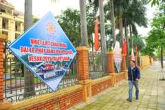 Đường phố được trang trí chào mừng Đại lễ Phật đản Liên hợp quốc. (Ảnh: Minh Đức/TTXVN)