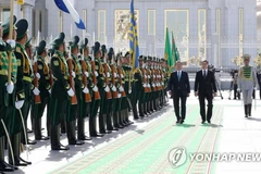 Tổng thống Hàn Quốc Moon Jae-in và người đồng cấp Turkmenistan Gurbanguly Berdimuhamedow. (Nguồn: Yonhap)