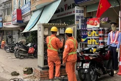 Nhân viên EVN Hà Nội ứng trực để giải quyết các sự cố về điện. (Ảnh: Đức Duy/Vietnam+)