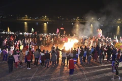 Vòng xòe của người dân tộc Thái ở Mường Lay mỗi dịp lễ hội. (Ảnh: Xuân Tư/TTXVN)