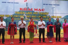 Cắt băng khai mạc triển lãm. (Ảnh: Minh Tâm/TTXVN)