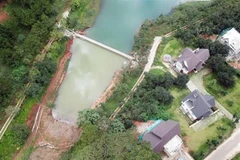 Khu vực xây dựng trái phép trên mặt hồ Tuyền Lâm. (Ảnh: Đặng Tuấn/TTXVN)