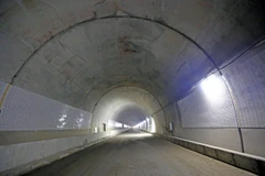 Công trình hầm Hải Vân được mở rộng từ hầm lánh nạn với quy mô 4 làn xe và mở rộng cầu, đường dẫn quy mô 4 làn xe, dự kiến sẽ thông xe vào quý 4/2020. (Ảnh: Huy Hùng/TTXVN)