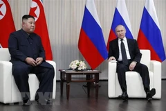 Tổng thống Nga Vladimir Putin (phải) trong cuộc gặp nhà lãnh đạo Triều Tiên Kim Jong-un (trái) tại Trường Đại học Liên bang Viễn Đông ở đảo Rusky thuộc Vladivostok ngày 25/4/2019. (Ảnh: AFP/TTXVN)