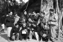 Chủ tịch Hồ Chí Minh trò chuyện với đại biểu dự Đại hội Đảng toàn quốc lần thứ II (tháng 2/1951). (Ảnh tư liệu: TTXVN) 