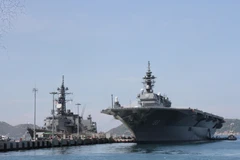 Hai tàu thuộc lực lượng Tự vệ trên biển Nhật Bản sau khi cập cảng quốc tế Cam Ranh. (Ảnh: Tiên Minh/TTXVN)