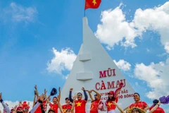 Du khách tại cột mốc Mũi Cà Mau. (Nguồn: Báo ảnh Việt Nam)