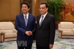 Thủ tướng Trung Quốc Lý Khắc Cường (phải) và Thủ tướng Nhật Bản Shinzo Abe. (Ảnh: AFP/TTXVN)