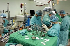 Một ca phẫu thuật tại bệnh viện Trung ương Huế. (Nguồn: TTXVN)
