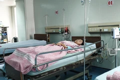 Em Trần Trọng N. hiện đang nằm điều trị tại Khoa Phẫu thuật gây mê hồi sức của bệnh viện Đa khoa tỉnh Quảng Trị. (Ảnh: Thanh Thủy/TTXVN)