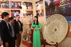 Các đại biểu tham quan trưng bày hiện vật gốm Chu Đậu. (Ảnh: Mạnh Minh/TTXVN)