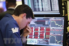 Nỗi thất vọng của giao dịch viên khi chứng khoán đỏ sàn tại New York, Mỹ. (Nguồn: THX/TTXVN)