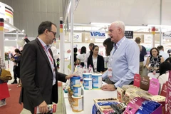 Khách tham quan triển lãm. (Ảnh: Mỹ Phương/TTXVN)