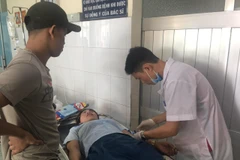 Công nhân Công ty Trách nhiệm hữu hạn Grand Wood được điều trị tại Trung tâm y tế thị xã Tân Uyên. (Ảnh: Huyền Trang/TTXVN)