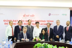 Đại diện các bên ký kết chương trình hợp tác. (Nguồn: Vietnam+)