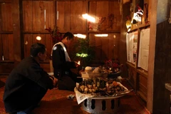 Thầy cúng chuẩn bị làm lễ cúng. (Ảnh: Phan Tuấn Anh/TTXVN)