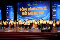 Ban tổ chức Chương trình trao 21 suất quà cho các nạn nhân chất độc da cam/dioxin có hoàn cảnh đặc biệt khó khăn tại thành phố Đà Nẵng. (Ảnh: Quốc Dũng/TTXVN)