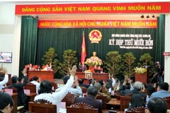 HĐND tỉnh biểu quyết thông qua Nghị quyết miễn nhiệm, bầu bổ sung Ủy viên UBND tỉnh, nhiệm kỳ 2016-2021. (Nguồn: phuyen.gov.vn)