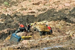 Lực lượng cứu hộ tìm kiếm người mất tích tại hiện trường vụ vỡ đập hồ chứa chất thải khoáng sản ở Minas Gerais, Brazil, ngày 25/1/2019. (Nguồn: THX/TTXV