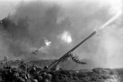 Chiến sỹ đại đội 3 đoàn X pháo cao xạ bảo vệ Thủ đô mưu trí, dũng cảm, nổ súng kịp thời, chính xác bắn rơi máy bay Mỹ. (Ảnh: Tư liệu TTXVN)