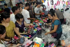 Khách tham quan và mua sản phẩm tại tuần lễ hàng Thái Lan năm 2016. (Ảnh: Tuấn Anh/TTXVN)