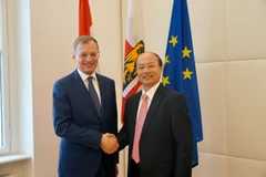 Đại sứ Lê Dũng đã chào xã giao Thống đốc bang Thượng Áo Thomas Stelzer. (Nguồn: Vietnam+)